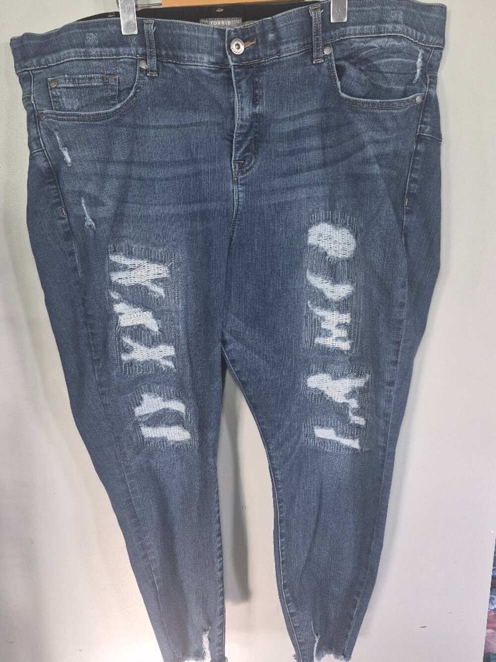 Torrid Bombshell Skinny Jeans 26R Plus Size Medium Wash Distressed Patched Raw H